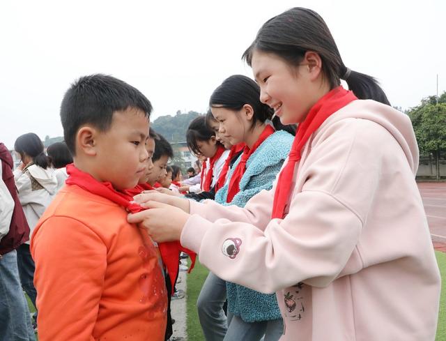  红领巾心向党    争做时代好少年
