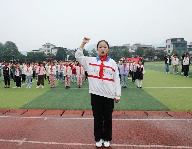  红领巾心向党    争做时代好少年
