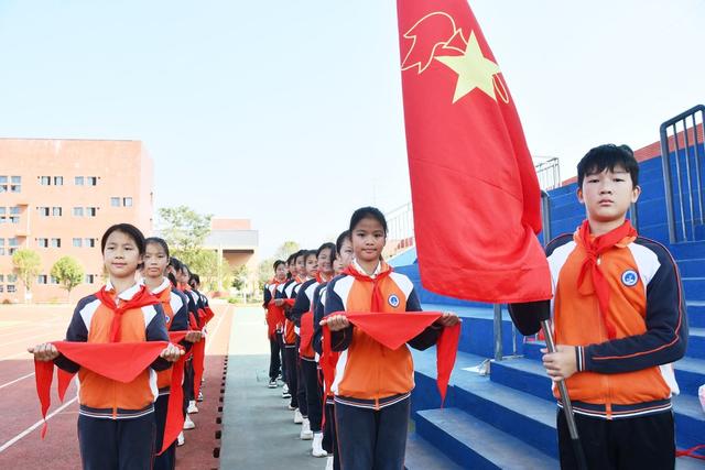  纪念中国少年先锋队建队75周年