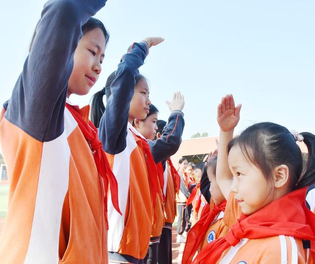  纪念中国少年先锋队建队75周年