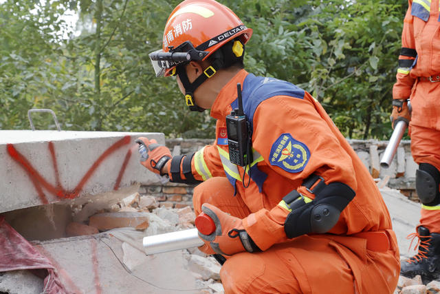 地震救援 演练 消防员 救生通道 地震