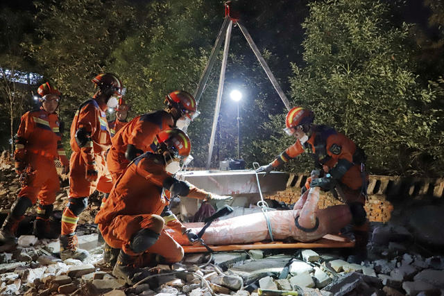 地震救援 演练 消防员 救生通道 地震