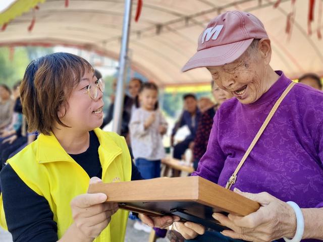 定格老人幸福笑脸
