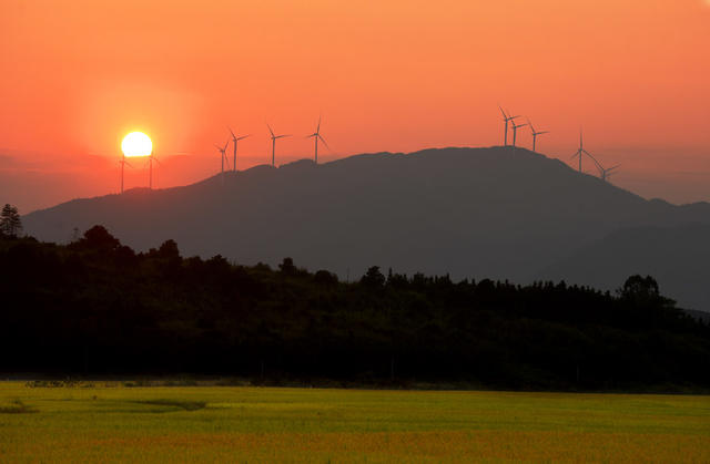 蓝山：夕照风电美如画