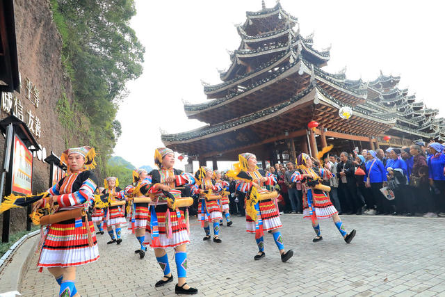 侗寨同胞 载歌载舞 喜迎县庆