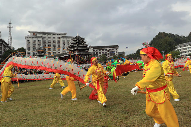 侗寨同胞 载歌载舞 喜迎县庆