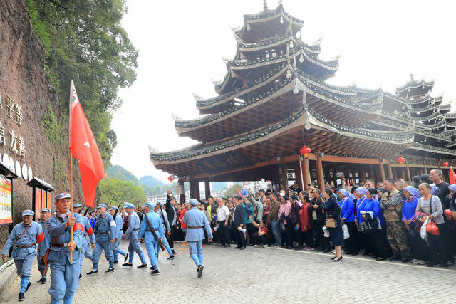 侗寨同胞 载歌载舞 喜迎县庆