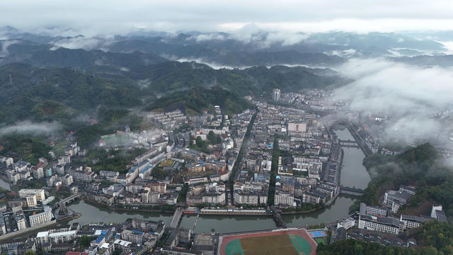 云雾  缭绕  通道  山城  县庆  仙境