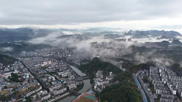 云雾  缭绕  通道  山城  县庆  仙境