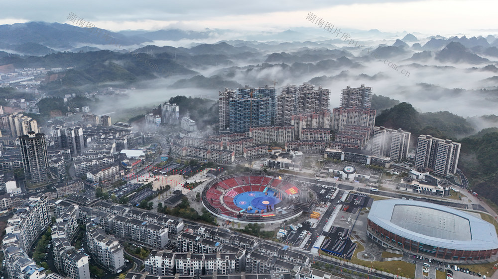 云雾  缭绕  通道  山城  县庆  仙境