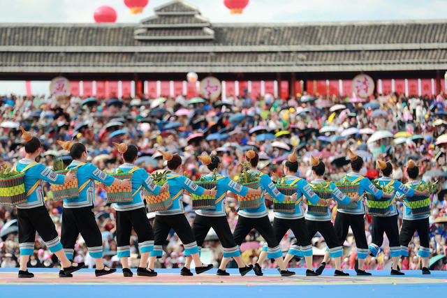 县庆 侗族歌舞 欢乐色彩 展示 经济成就 民族风情