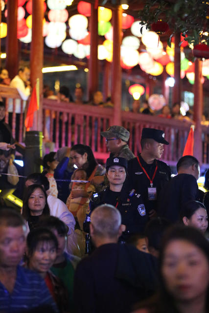 湖南通道县庆70周年   公安民警全力维护