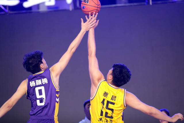 奥运会中国代表团旗手 刘玉栋现身常德 篮球联赛 开球 中国篮球名人堂