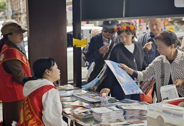 节日坚守 凤凰  古城  游客 志愿者 咨询服务 