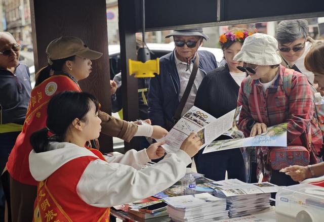节日坚守 凤凰  古城  游客 志愿者 咨询服务 