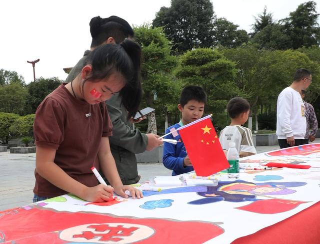 萌娃绘长卷    童心爱祖国     