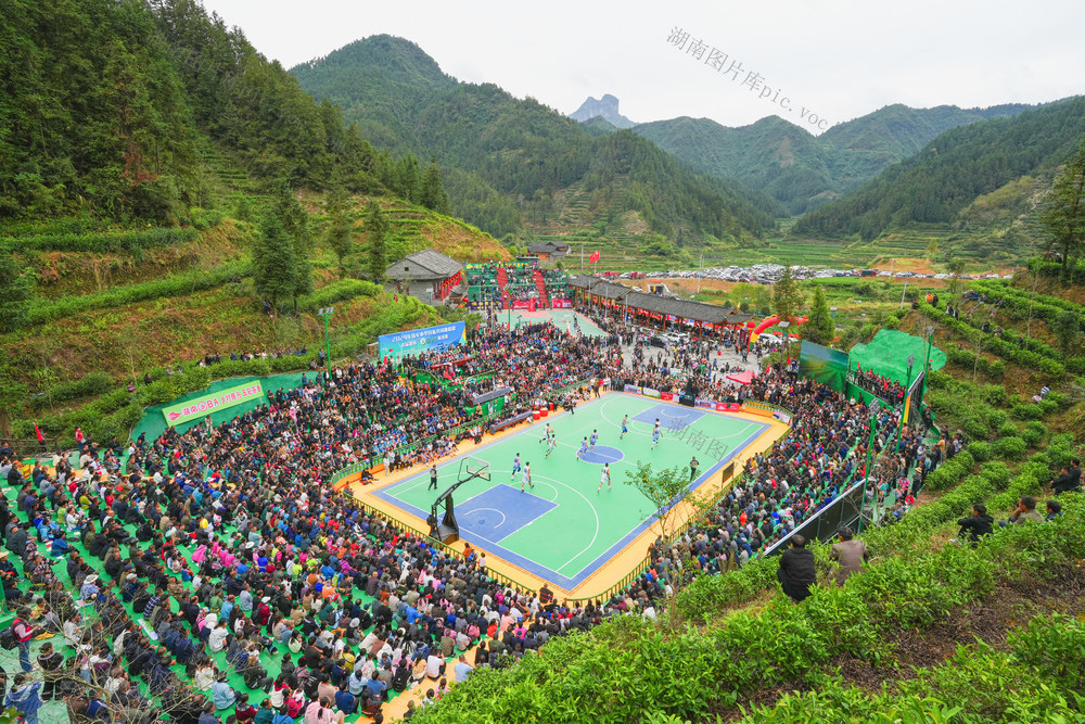 10月2日保靖县吕洞山镇夯吉村茶山球场热闹非凡   首届湖南“茶BA”篮球赛火爆开幕