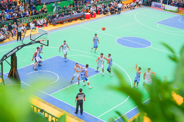 10月2日保靖县吕洞山镇夯吉村茶山球场热闹非凡   首届湖南“茶BA”篮球赛火爆开幕