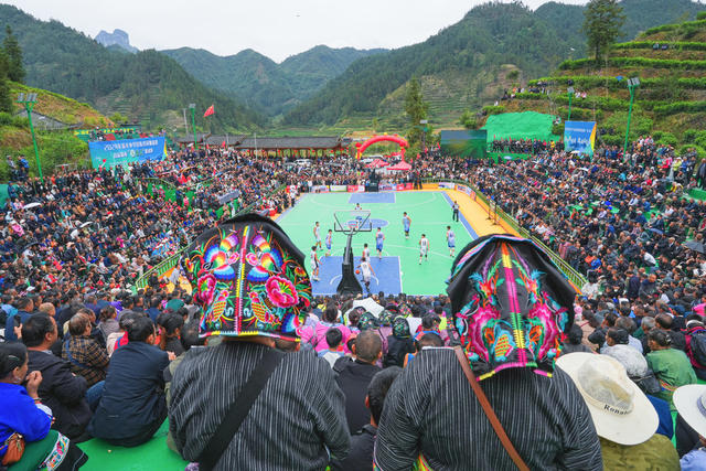 10月2日保靖县吕洞山镇夯吉村茶山球场热闹非凡   首届湖南“茶BA”篮球赛火爆开幕