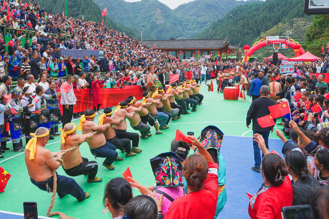 10月2日保靖县吕洞山镇夯吉村茶山球场热闹非凡   首届湖南“茶BA”篮球赛火爆开幕