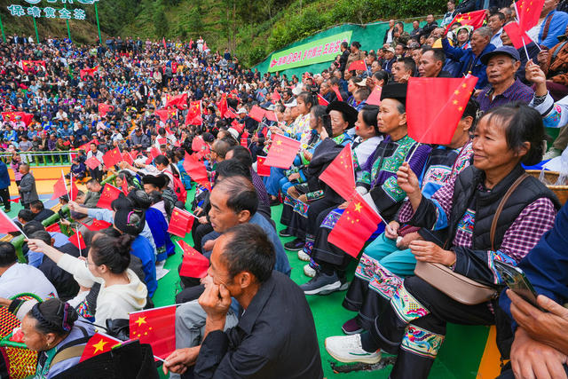 10月2日保靖县吕洞山镇夯吉村茶山球场热闹非凡   首届湖南“茶BA”篮球赛火爆开幕