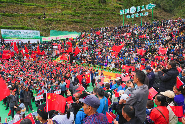 10月2日保靖县吕洞山镇夯吉村茶山球场热闹非凡   首届湖南“茶BA”篮球赛火爆开幕