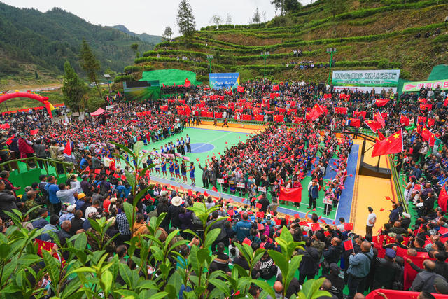10月2日保靖县吕洞山镇夯吉村茶山球场热闹非凡   首届湖南“茶BA”篮球赛火爆开幕