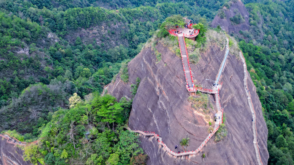 游客 在 通道 万佛山 游玩 度假