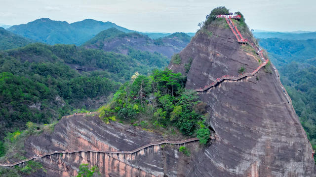 游客 在 通道 万佛山 游玩 度假