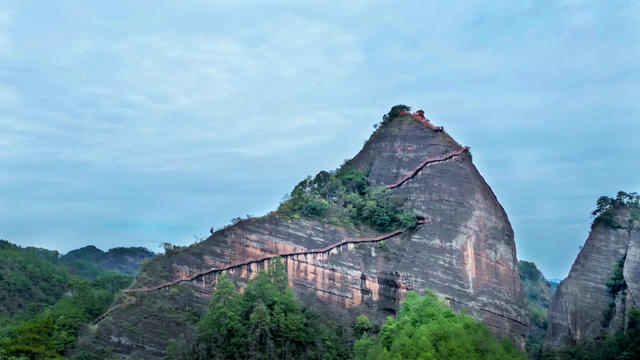 游客 在 通道 万佛山 游玩 度假