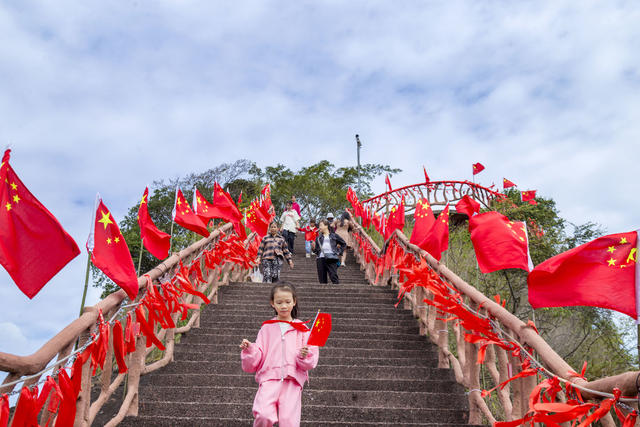 游客 在 通道 万佛山 游玩 度假