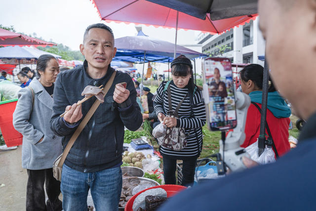 主播新职业  走进村寨走向市场  帮助农民拓宽农产品销售路子