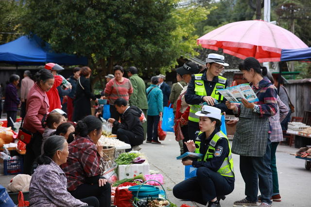 交警 宣传 交通 安全 一老一少
