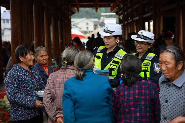 交警 宣传 交通 安全 一老一少