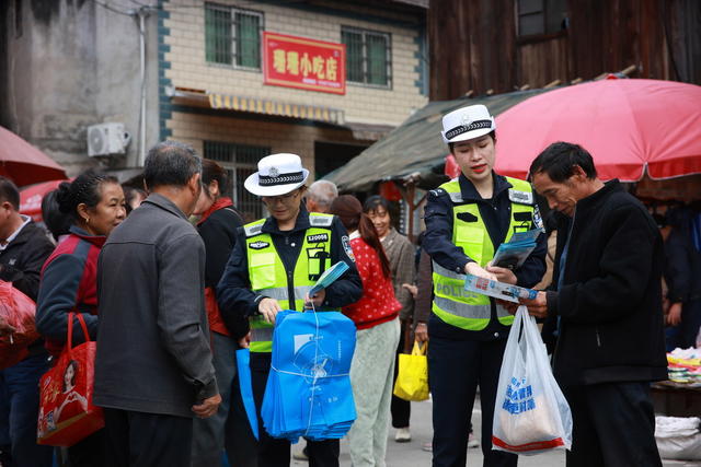 交警 宣传 交通 安全 一老一少