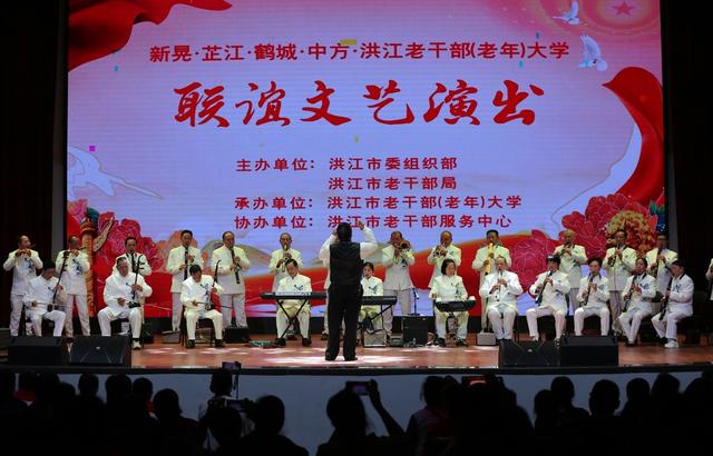 怀化五县市区老年大学联欢
      洪江古城唱响“夕阳文化热”