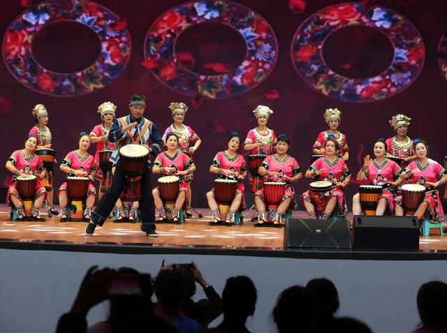 怀化五县市区老年大学联欢
      洪江古城唱响“夕阳文化热”