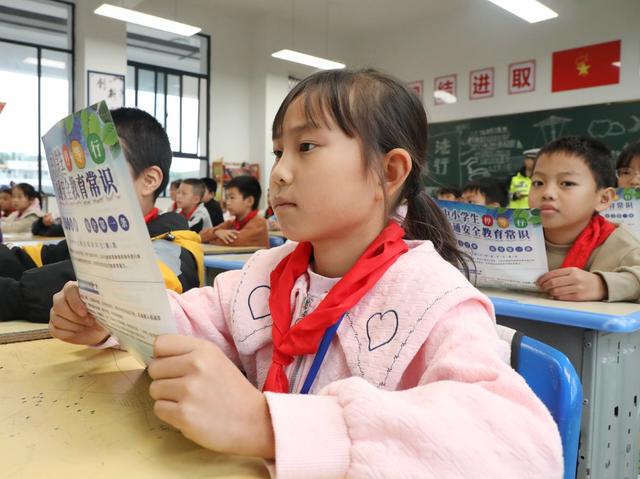 交警进课堂    安全伴成长
