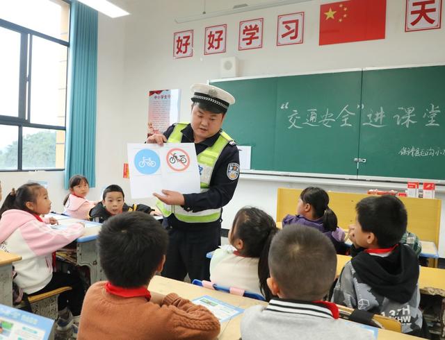 交警进课堂    安全伴成长
