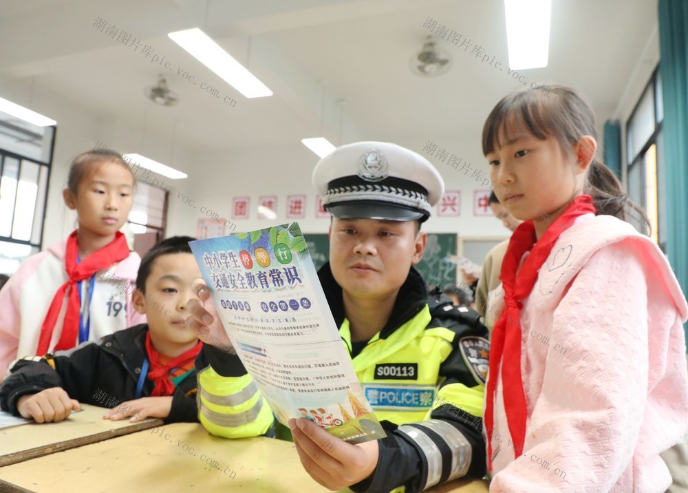 交警进课堂    安全伴成长
