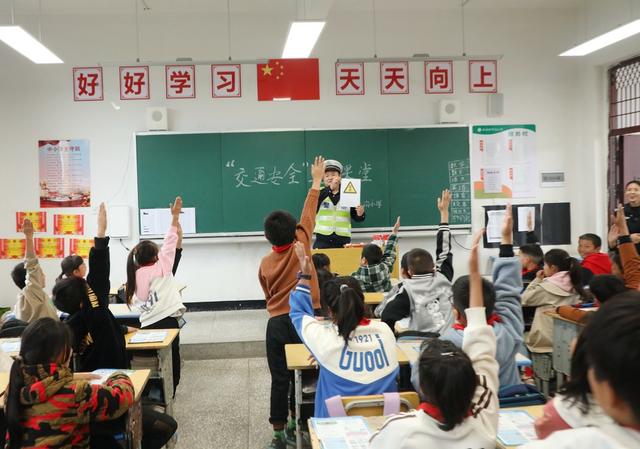 交警进课堂    安全伴成长
