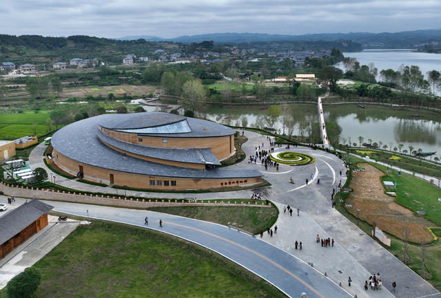 游览高庙遗址博物馆