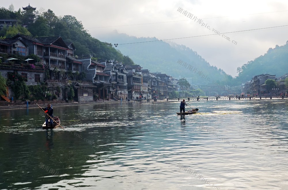 凤凰古城  沱江河 环卫工 清漂物  割水草   确保 凤凰古城国家5A级旅游景区河畅 水清 岸绿 景美 