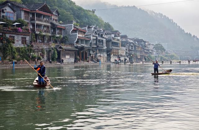 凤凰古城  沱江河 环卫工 清漂物  割水草   确保 凤凰古城国家5A级旅游景区河畅 水清 岸绿 景美 