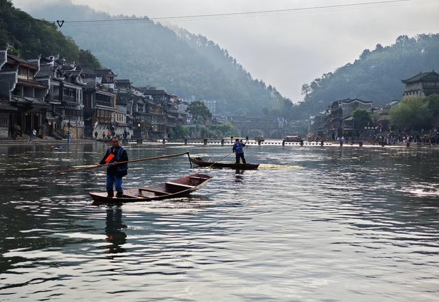 凤凰古城  沱江河 环卫工 清漂物  割水草   确保 凤凰古城国家5A级旅游景区河畅 水清 岸绿 景美 