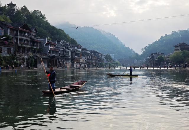 凤凰古城  沱江河 环卫工 清漂物  割水草   确保 凤凰古城国家5A级旅游景区河畅 水清 岸绿 景美 