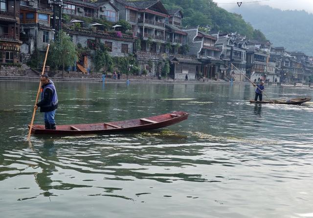 凤凰古城  沱江河 环卫工 清漂物  割水草   确保 凤凰古城国家5A级旅游景区河畅 水清 岸绿 景美 
