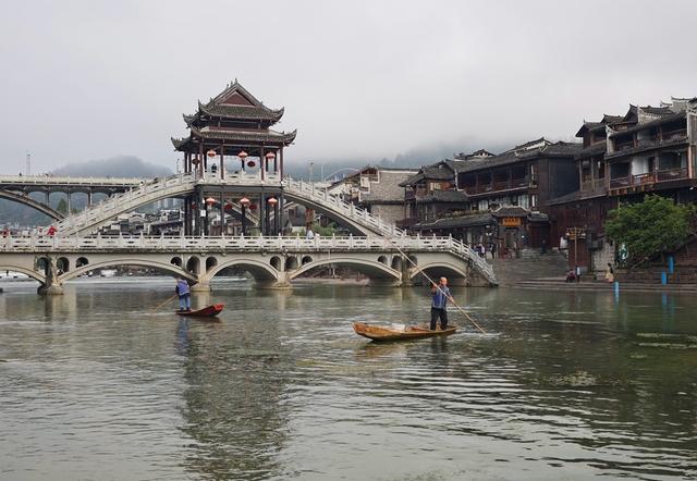凤凰古城  沱江河 环卫工 清漂物  割水草   确保 凤凰古城国家5A级旅游景区河畅 水清 岸绿 景美 