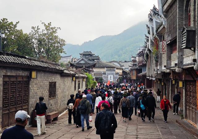 错峰出游 
 游客 湘西州 凤凰古城 游玩 暖秋时节 天晴风煦   核心景区 游客