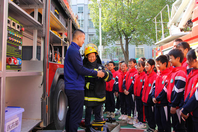 红领巾与火焰蓝 